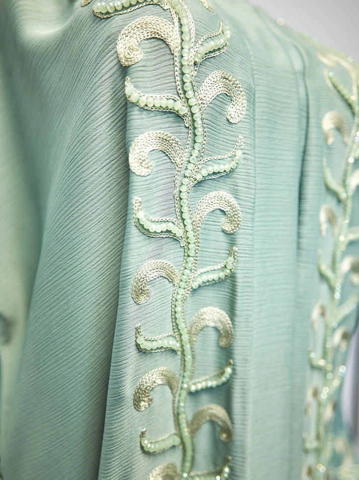 Elegantes Langarm Kleid mit Stickerei