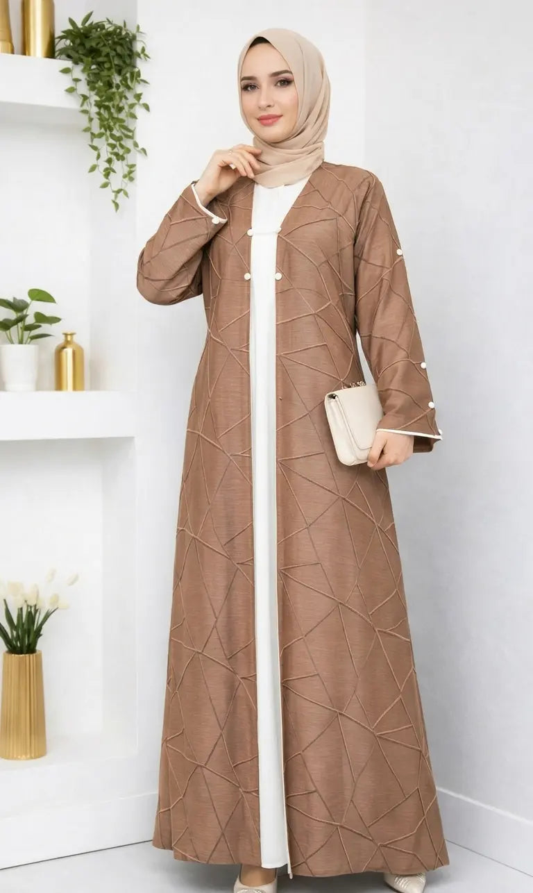 Geometrische Satin-Abaya – Moderne strukturierte Abaya mit Knopfdetails