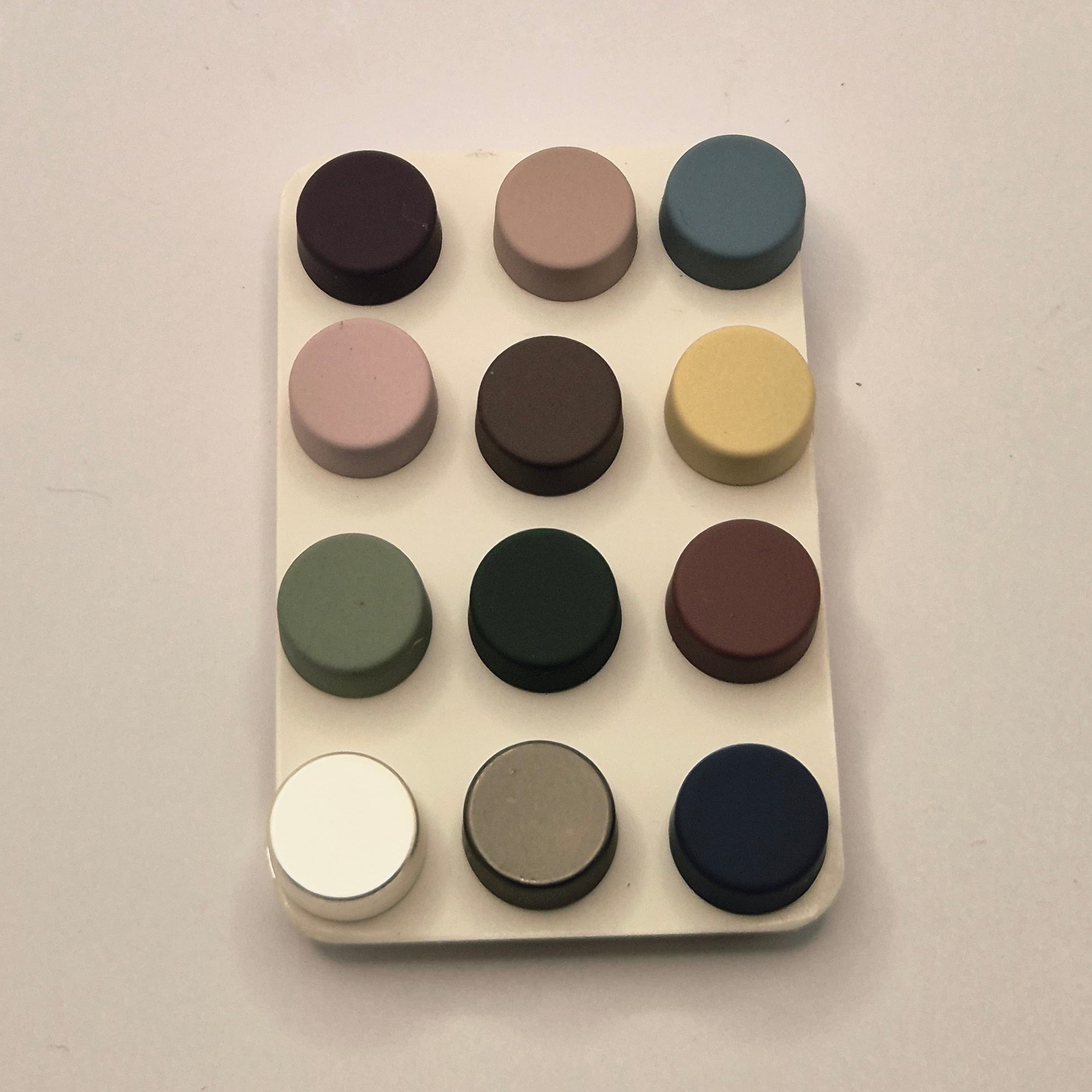 Hijab Magnet Pins – Set aus 12 bunten Magneten für sicheren Halt ohne Nadeln (HP12)