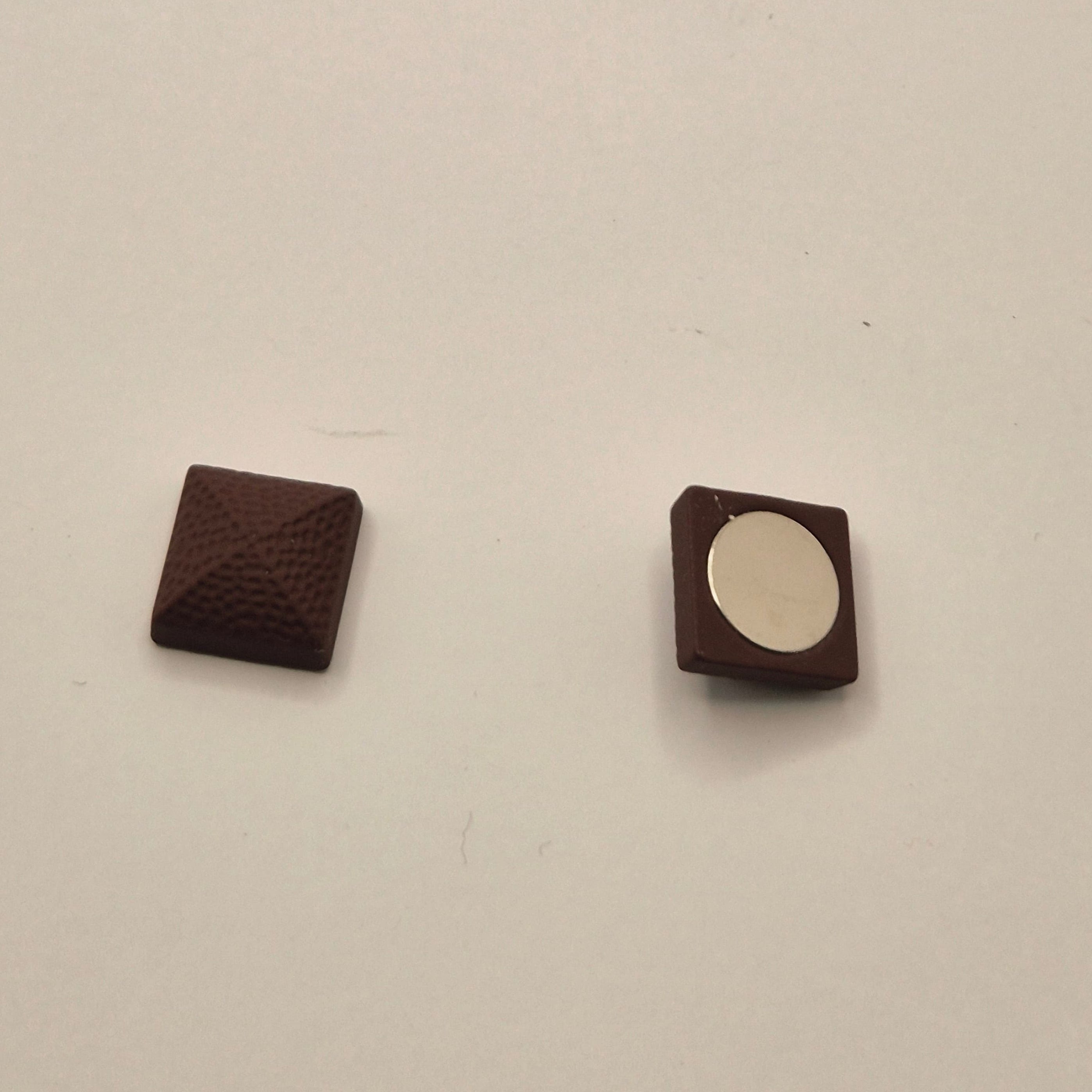 Magnetische Hijabclips im 12er Set – Elegante Textur-Designs in verschiedenen Farben (M12)