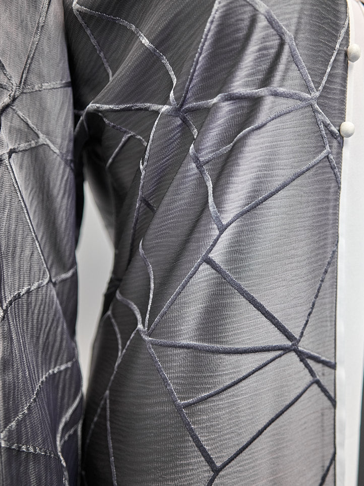 Geometrische Satin-Abaya – Moderne strukturierte Abaya mit Knopfdetails