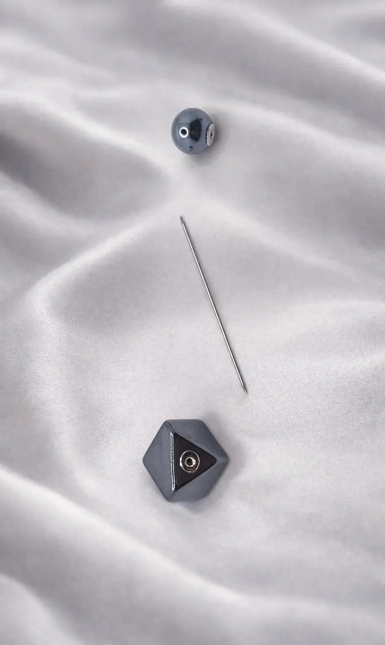 Elegante Hijab-Pins mit geometrischen Köpfen – Stilvolle Metallnadeln in Gold, Silber & Anthrazit (H01)