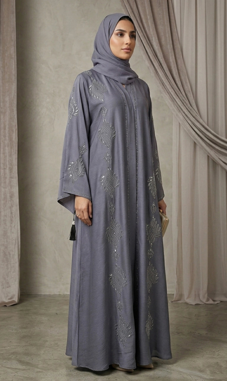 Abaya mit feiner Stickerei und weitem Schnitt