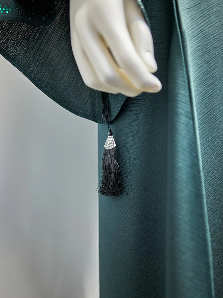 Abaya mit feiner Stickerei und weitem Schnitt