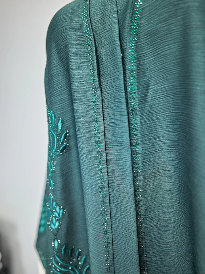 Abaya mit feiner Stickerei und weitem Schnitt