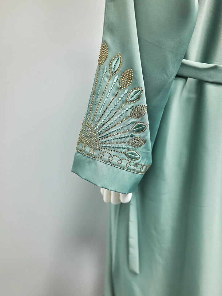Abaya mit edler Stickerei und Gürtel
