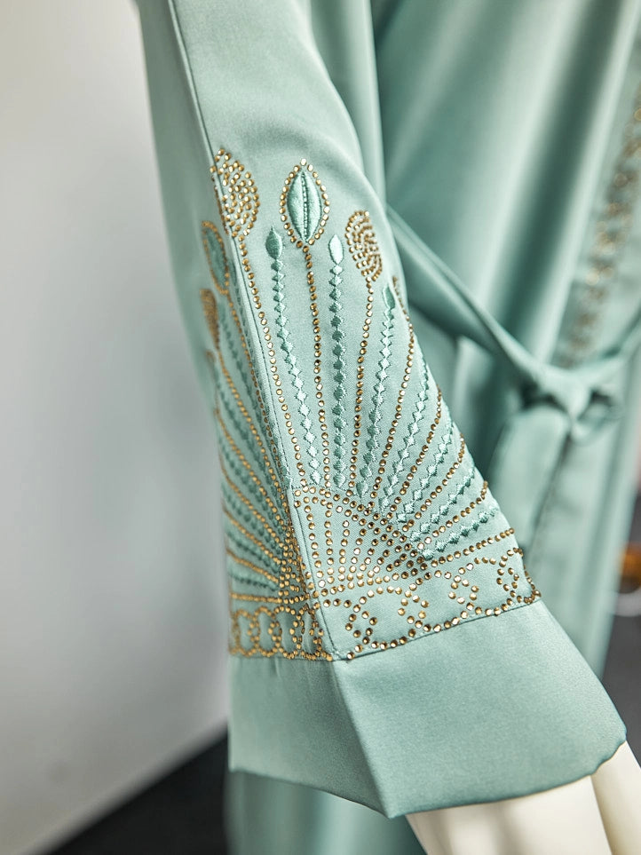 Abaya mit edler Stickerei und Gürtel