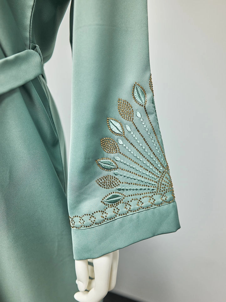 Abaya mit edler Stickerei und Gürtel