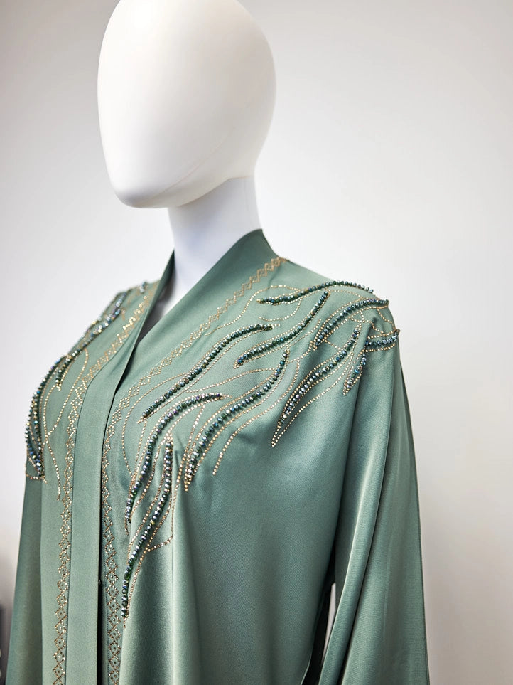 Traditionelle bestickte Abaya mit eleganten Details