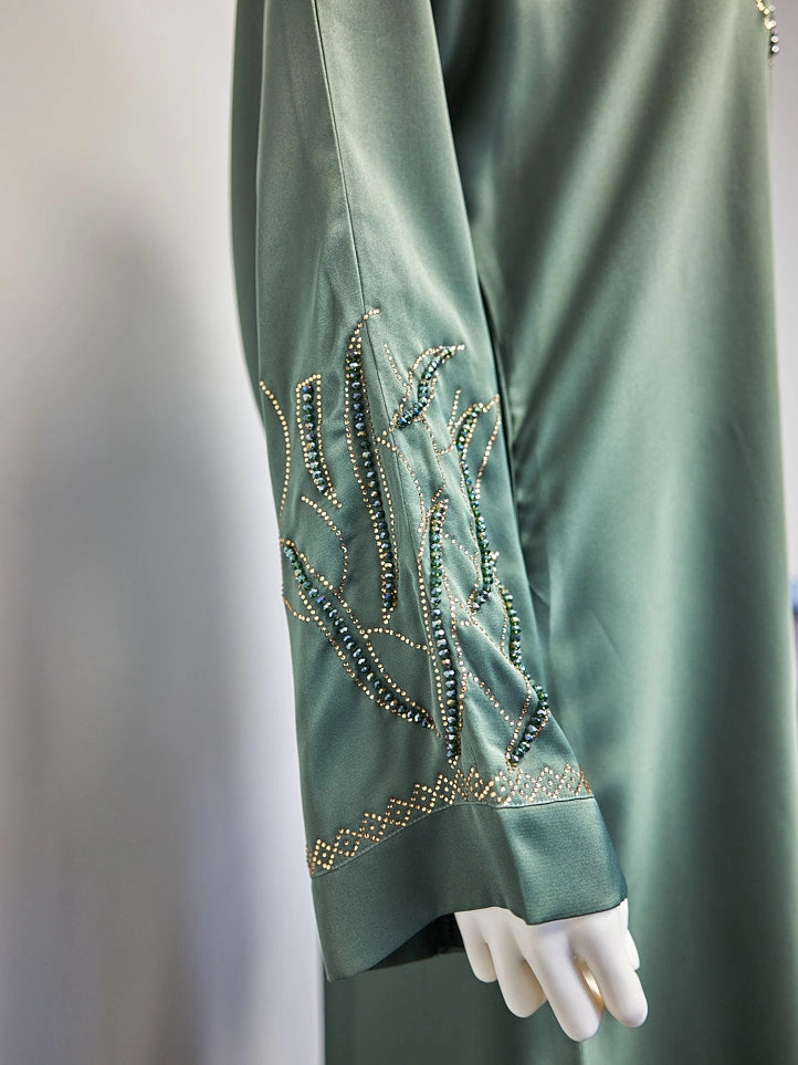 Traditionelle bestickte Abaya mit eleganten Details