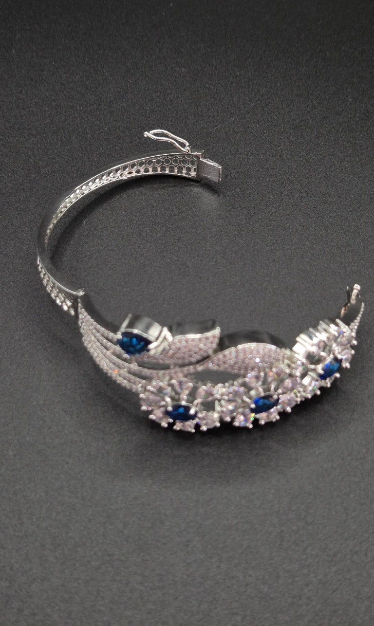 Nayla - Eleganter Zirkonia Armreif in Silber-Optik