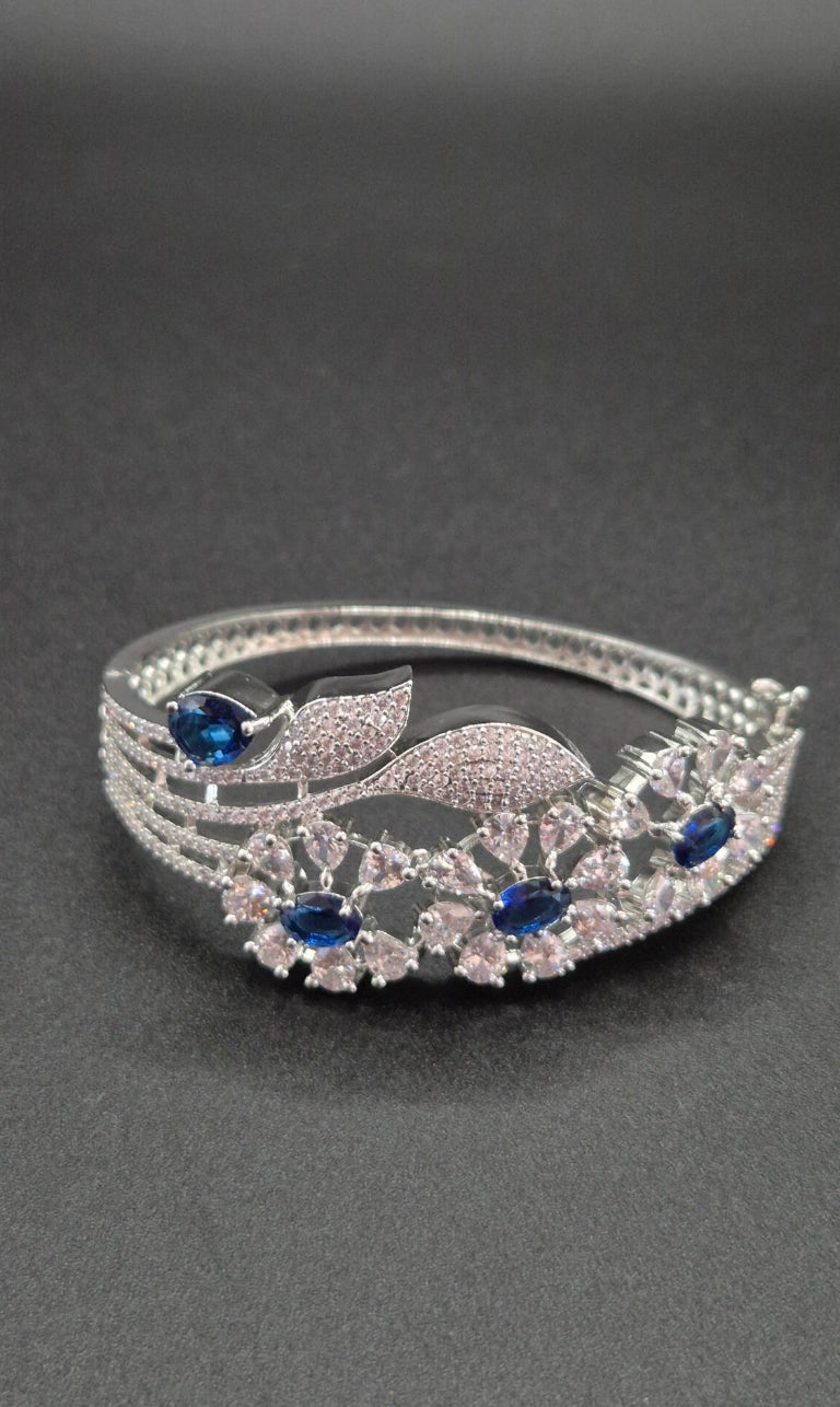 Nayla - Eleganter Zirkonia Armreif in Silber-Optik