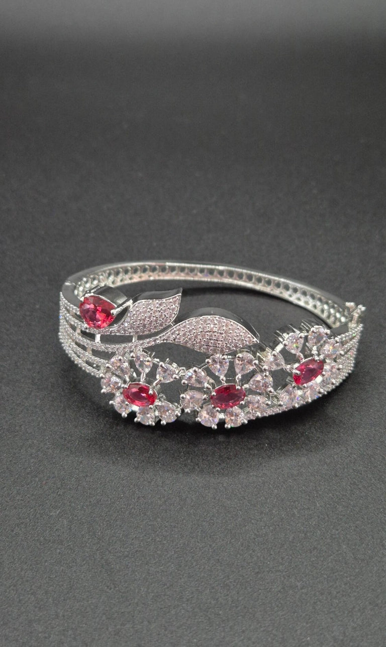 Nayla - Eleganter Zirkonia Armreif in Silber-Optik
