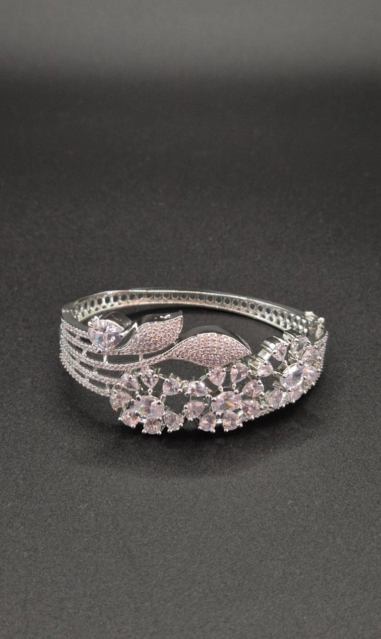 Nayla - Eleganter Zirkonia Armreif in Silber-Optik
