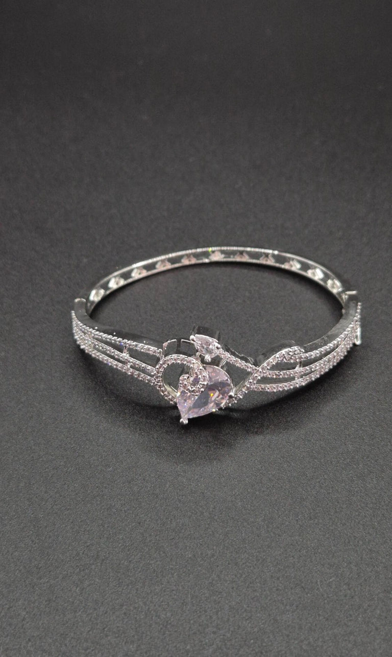 Nayara - Eleganter Zirkonia Armreif in Silber-Optik