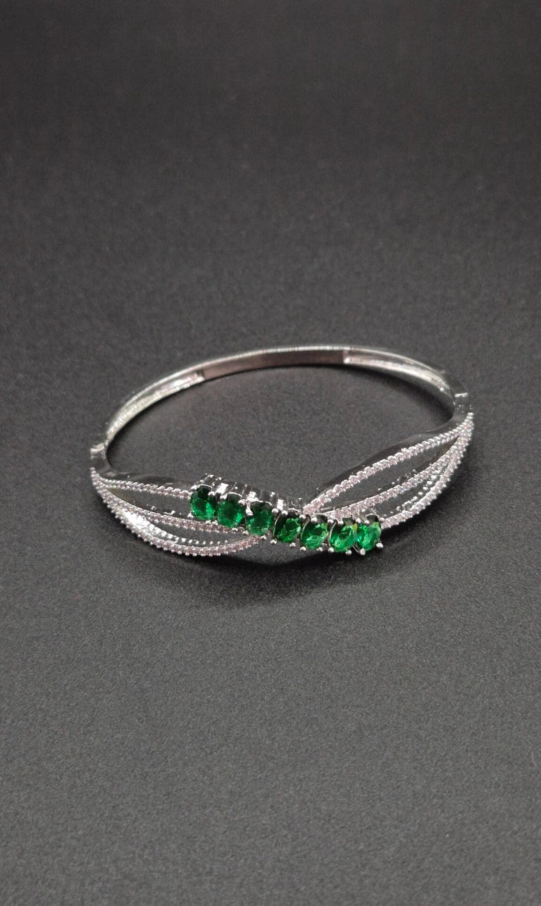 Liyana - Eleganter Zirkonia Armreif in Silber-Optik