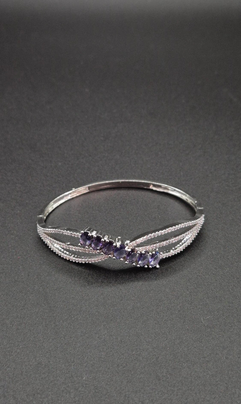 Liyana - Eleganter Zirkonia Armreif in Silber-Optik