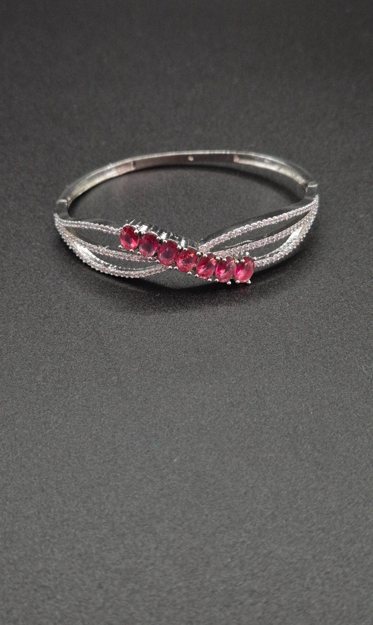 Liyana - Eleganter Zirkonia Armreif in Silber-Optik