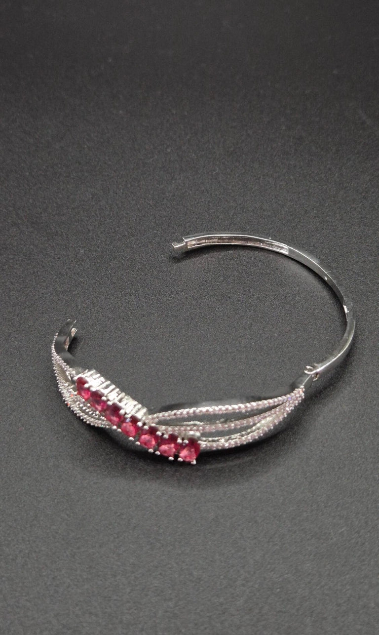 Liyana - Eleganter Zirkonia Armreif in Silber-Optik