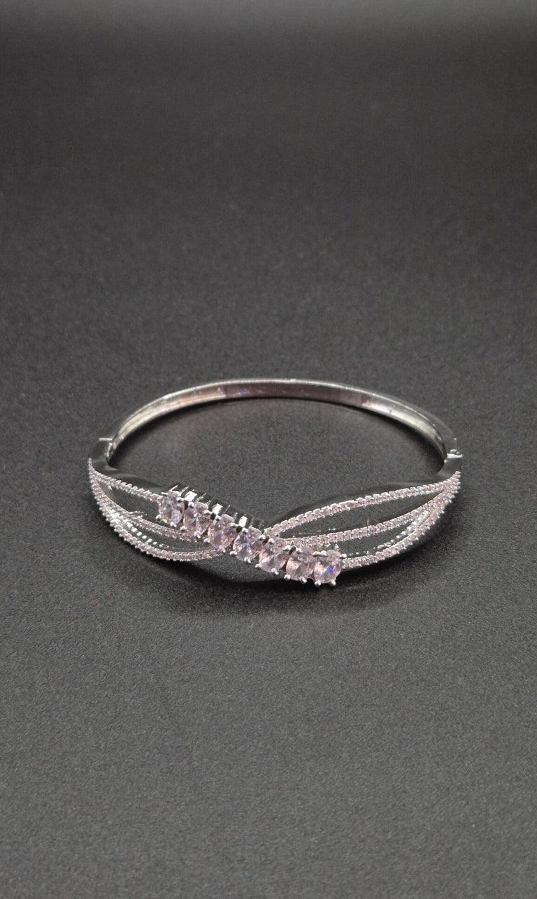 Liyana - Eleganter Zirkonia Armreif in Silber-Optik