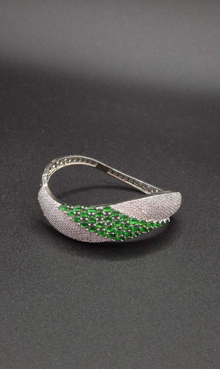 Alara - Eleganter Zirkonia Armreif  in Silber-Optik