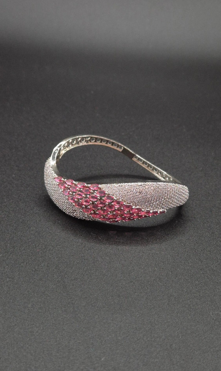 Alara - Eleganter Zirkonia Armreif  in Silber-Optik