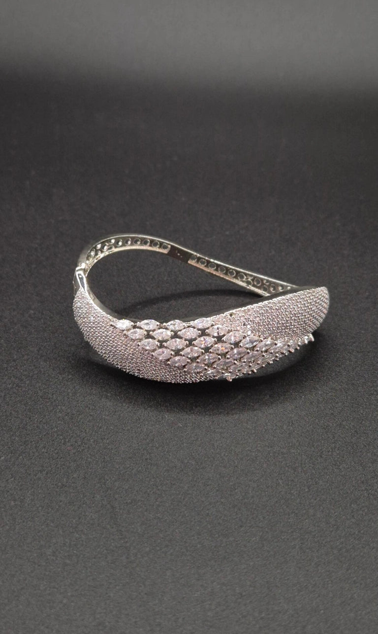 Alara - Eleganter Zirkonia Armreif  in Silber-Optik