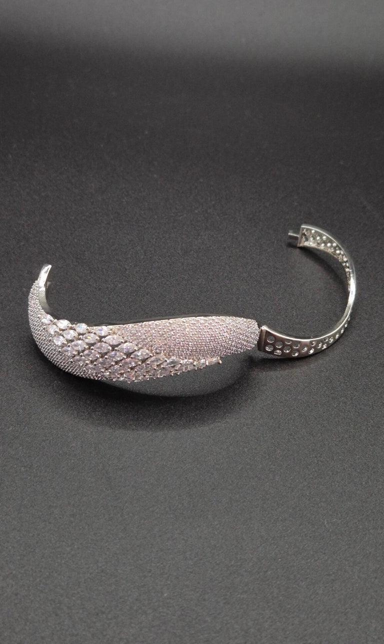 Alara - Eleganter Zirkonia Armreif  in Silber-Optik