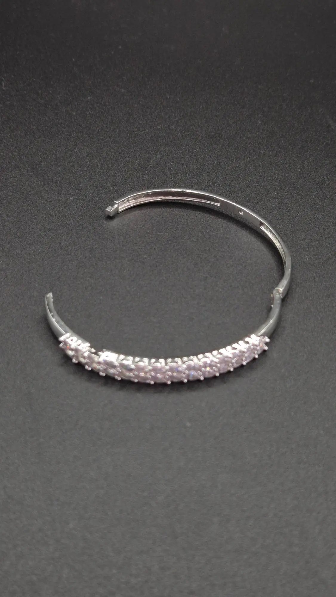 Selina – Elegantes Zirkonia Armband in Silber-Optik