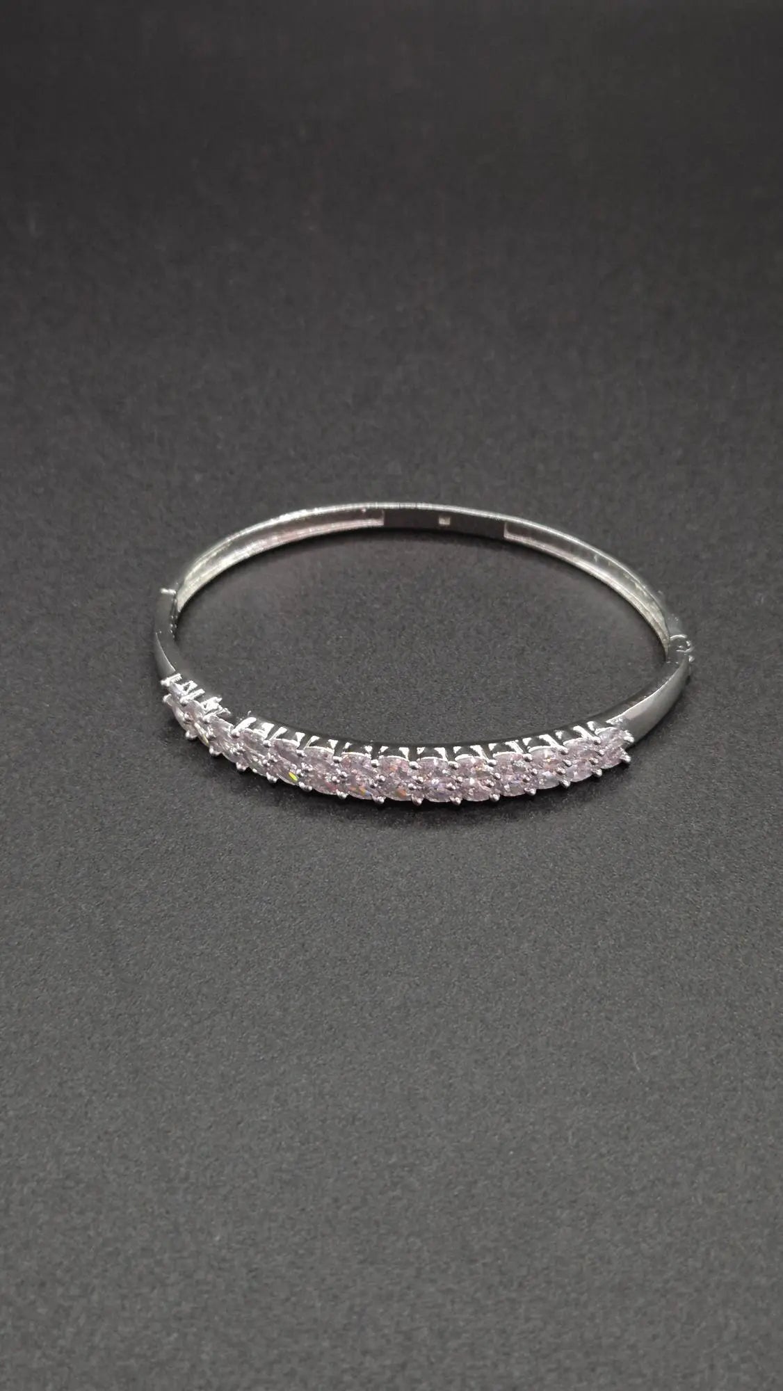 Selina – Elegantes Zirkonia Armband in Silber-Optik
