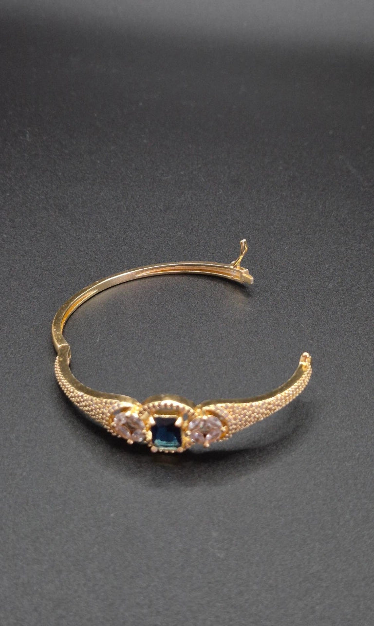 Malika – Elegantes Zirkonia Armband in Gold-Optik