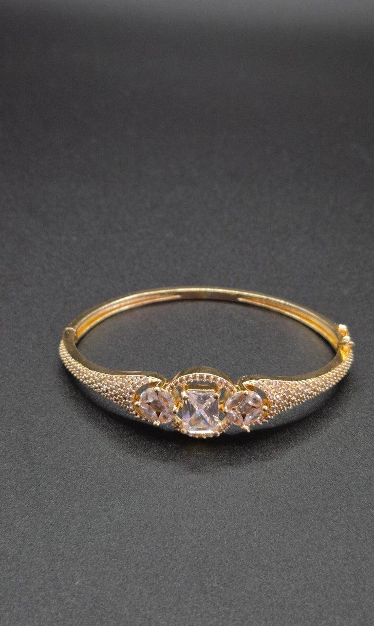 Malika – Elegantes Zirkonia Armband in Gold-Optik