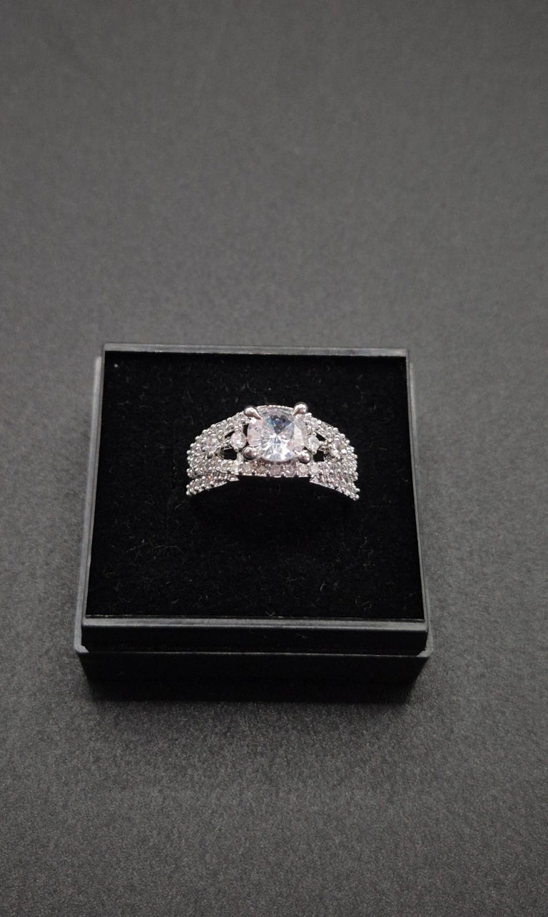 Alina – Zirkonia Ring in Silber-Optik