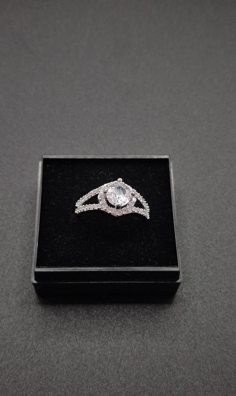 Melek – Zirkonia Ring in Silber-Optik