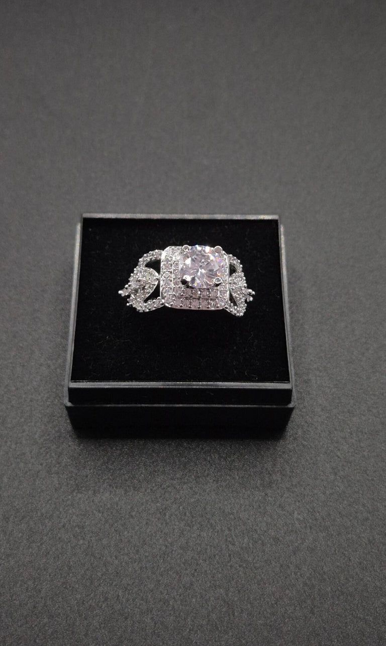 Leana – Zirkonia Ring in Silber-Optik