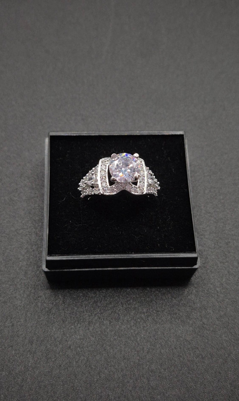Amaya – Zirkonia Ring in Silber-Optik