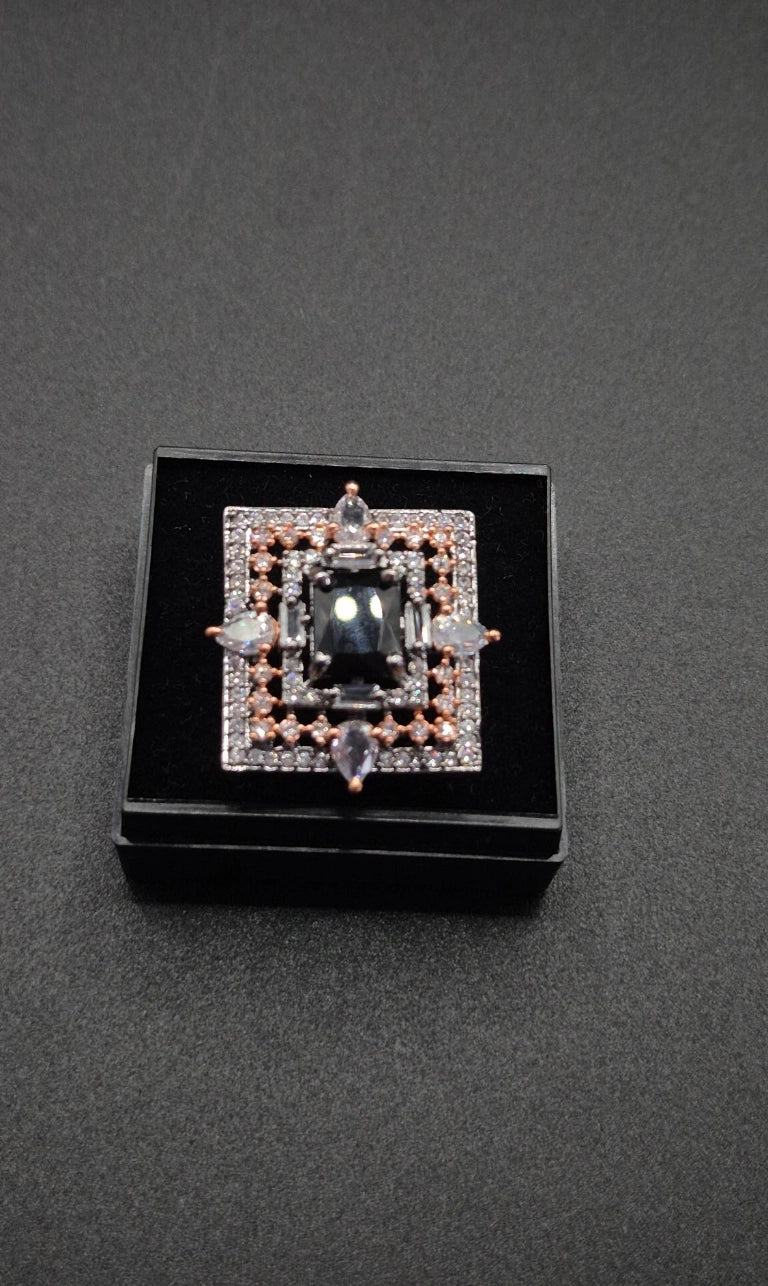 Rania – Zirkonia Ring in Gold-Silber-Optik