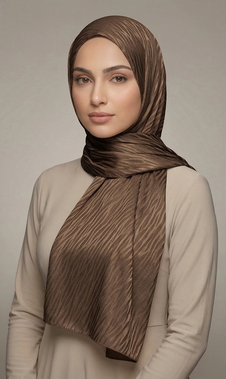 Hijab Schal in Goldbraun mit Wellenstruktur – Eleganter Leichter Kopftuch Schal (S09)