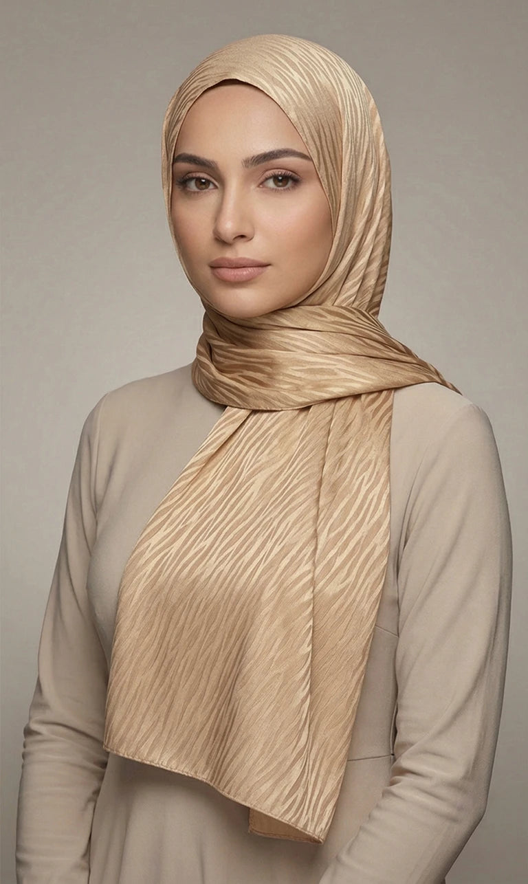 Hijab Schal in Goldbraun mit Wellenstruktur – Eleganter Leichter Kopftuch Schal (S09)