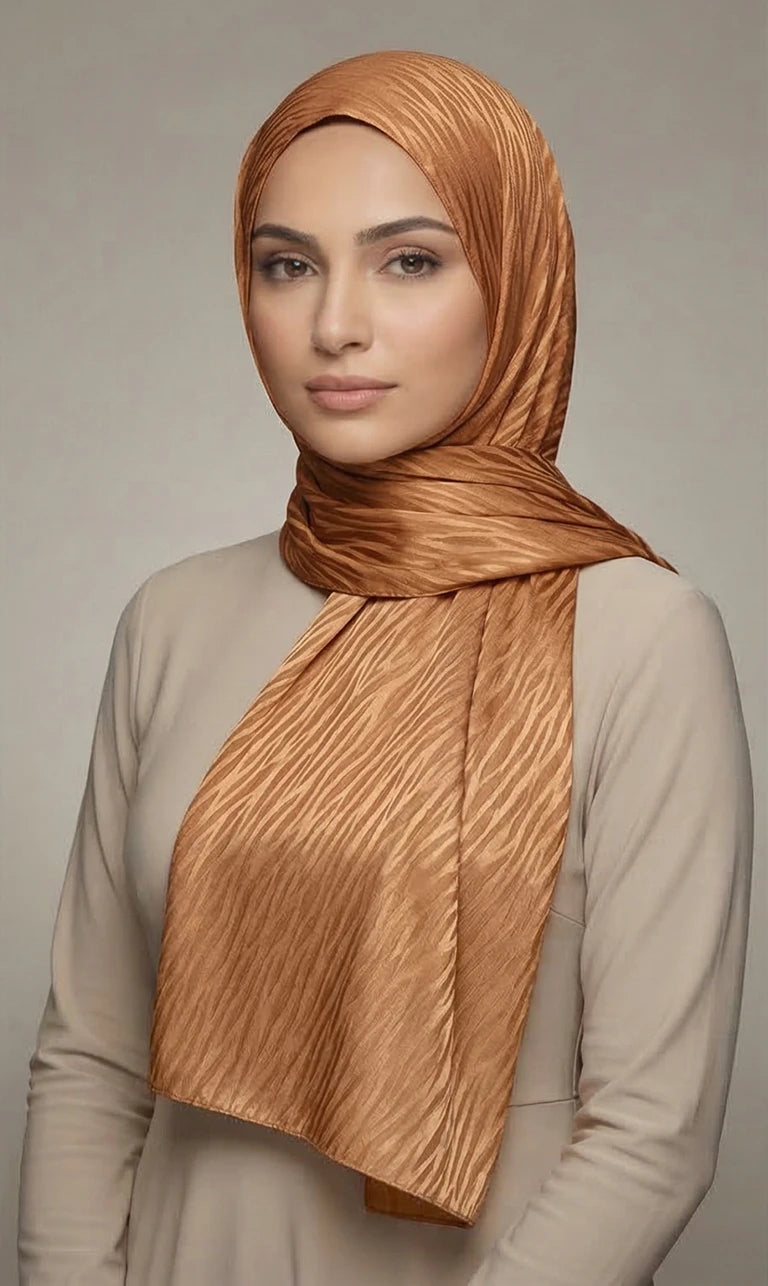 Hijab Schal in Goldbraun mit Wellenstruktur – Eleganter Leichter Kopftuch Schal (S09)