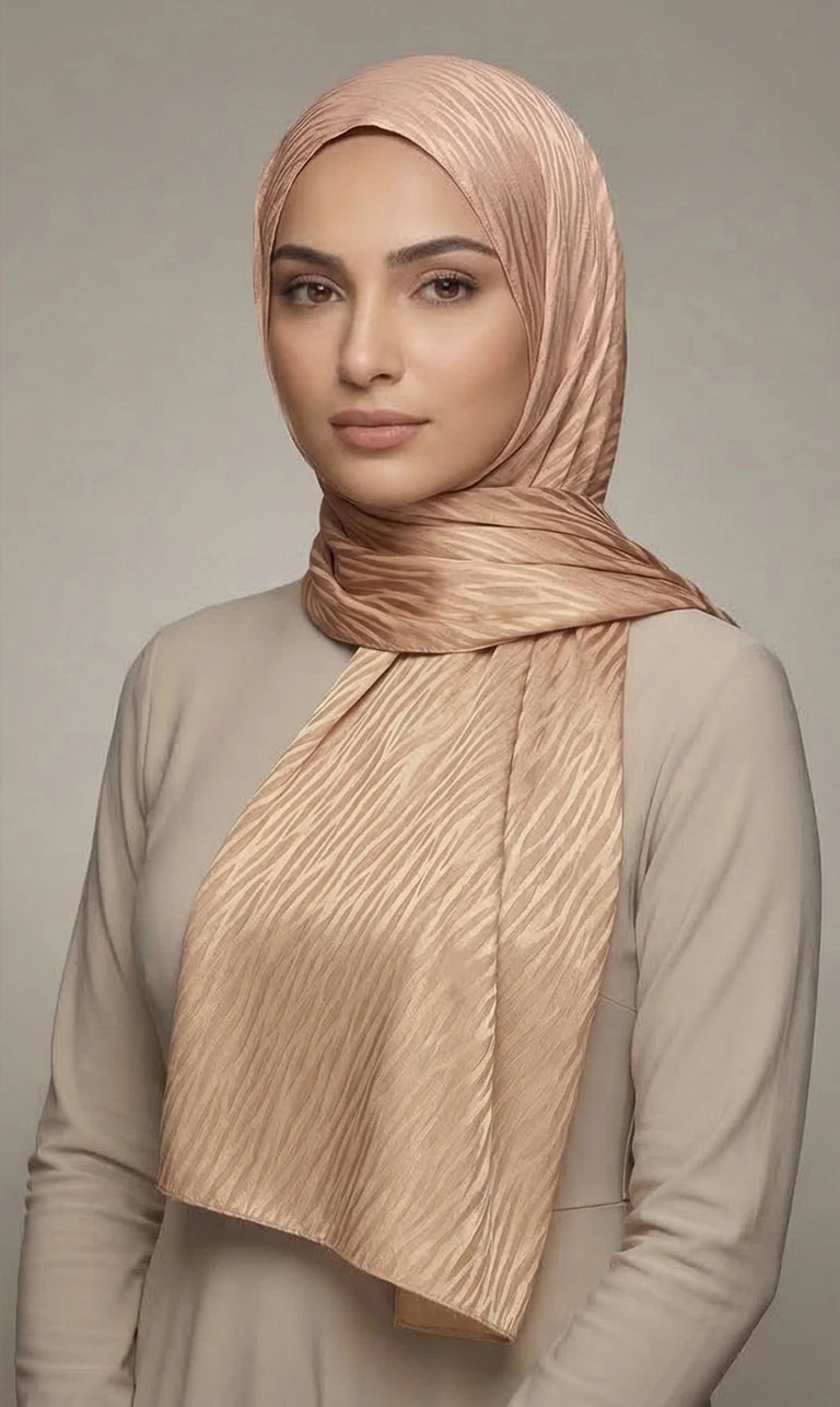 Hijab Schal in Goldbraun mit Wellenstruktur – Eleganter Leichter Kopftuch Schal (S09)
