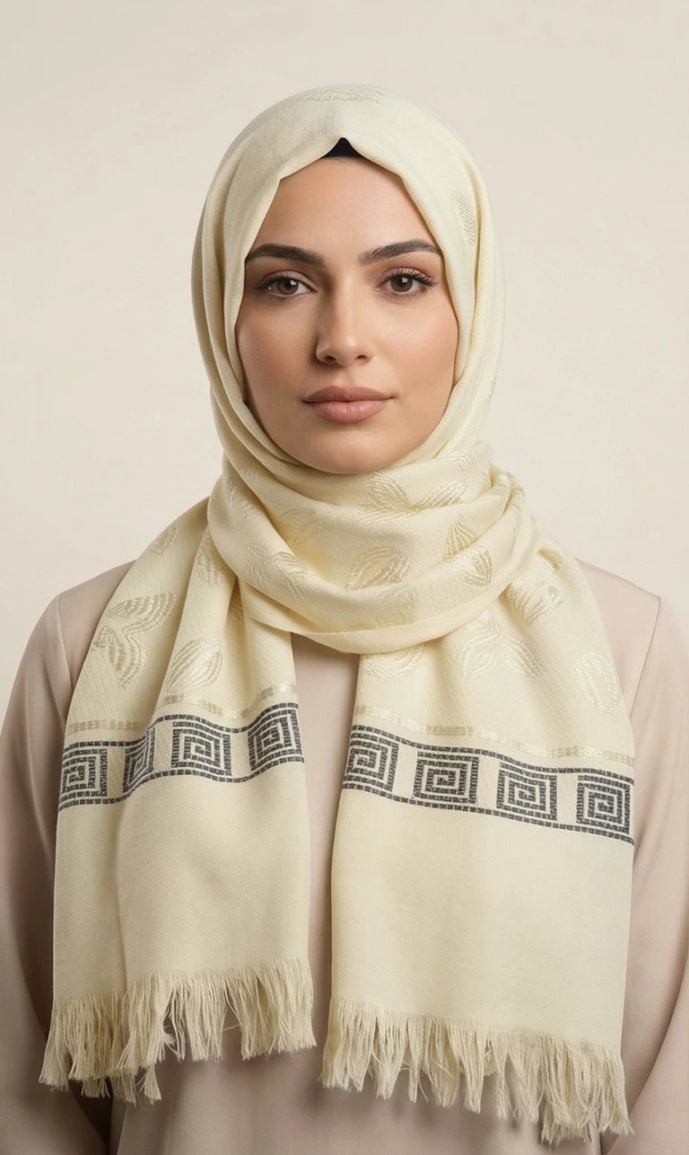Hijab Schal in Braun mit Blattmuster und geometrischem Rand – Eleganter Kopftuch Schal mit Fransen (S10)