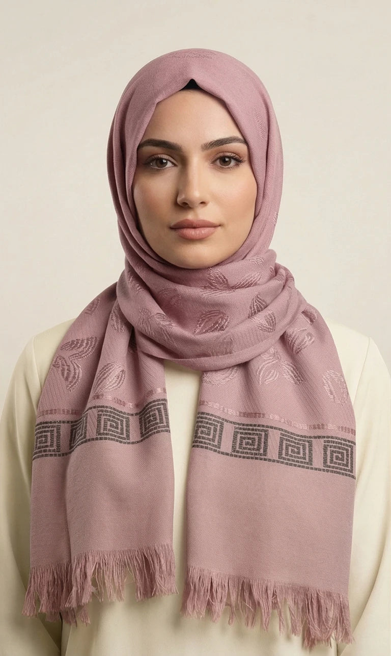 Hijab Schal in Braun mit Blattmuster und geometrischem Rand – Eleganter Kopftuch Schal mit Fransen (S10)
