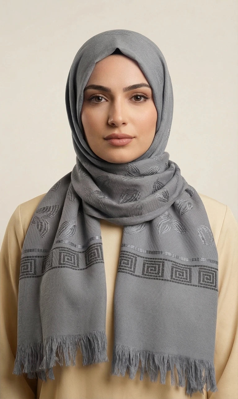 Hijab Schal in Braun mit Blattmuster und geometrischem Rand – Eleganter Kopftuch Schal mit Fransen (S10)