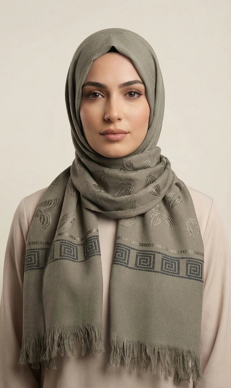 Hijab Schal in Braun mit Blattmuster und geometrischem Rand – Eleganter Kopftuch Schal mit Fransen (S10)