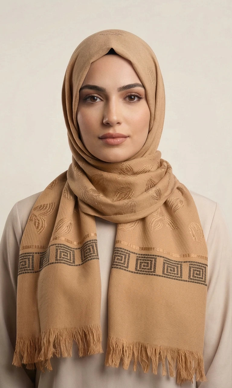Hijab Schal in Braun mit Blattmuster und geometrischem Rand – Eleganter Kopftuch Schal mit Fransen (S10)