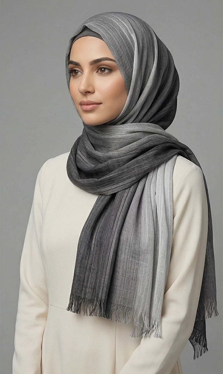 Hijab Schal mit Farbverlauf Grau–Marineblau und Fransen – Eleganter Leichter Kopftuch Schal (S11)