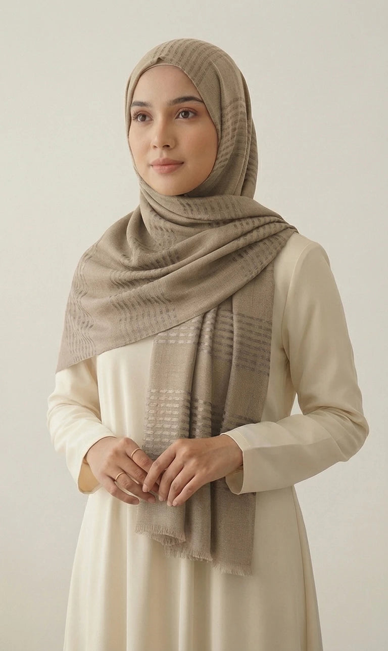 Hijab Schal in Pfirsich mit Streifenstruktur und Fransen – Eleganter Leichter Kopftuch Schal (S15)