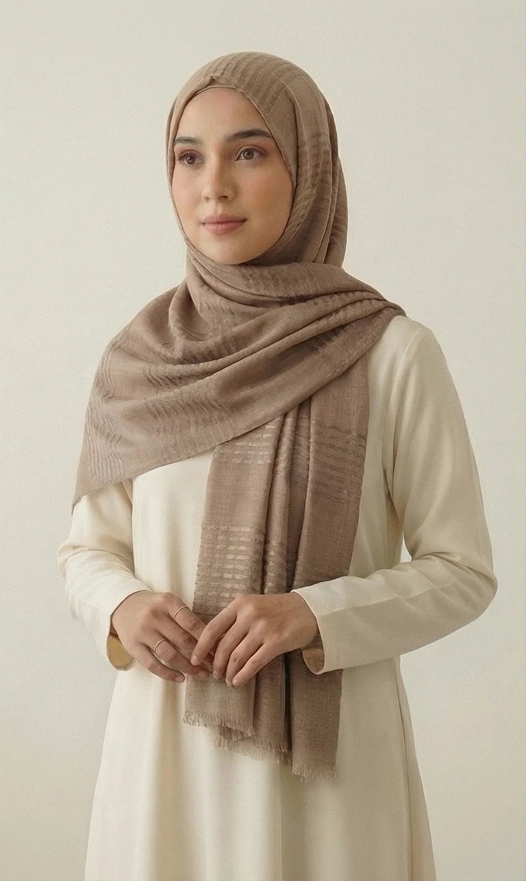 Hijab Schal in Pfirsich mit Streifenstruktur und Fransen – Eleganter Leichter Kopftuch Schal (S15)