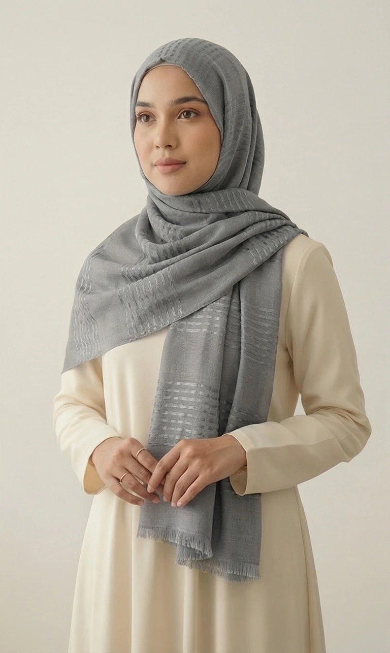 Hijab Schal in Pfirsich mit Streifenstruktur und Fransen – Eleganter Leichter Kopftuch Schal (S15)